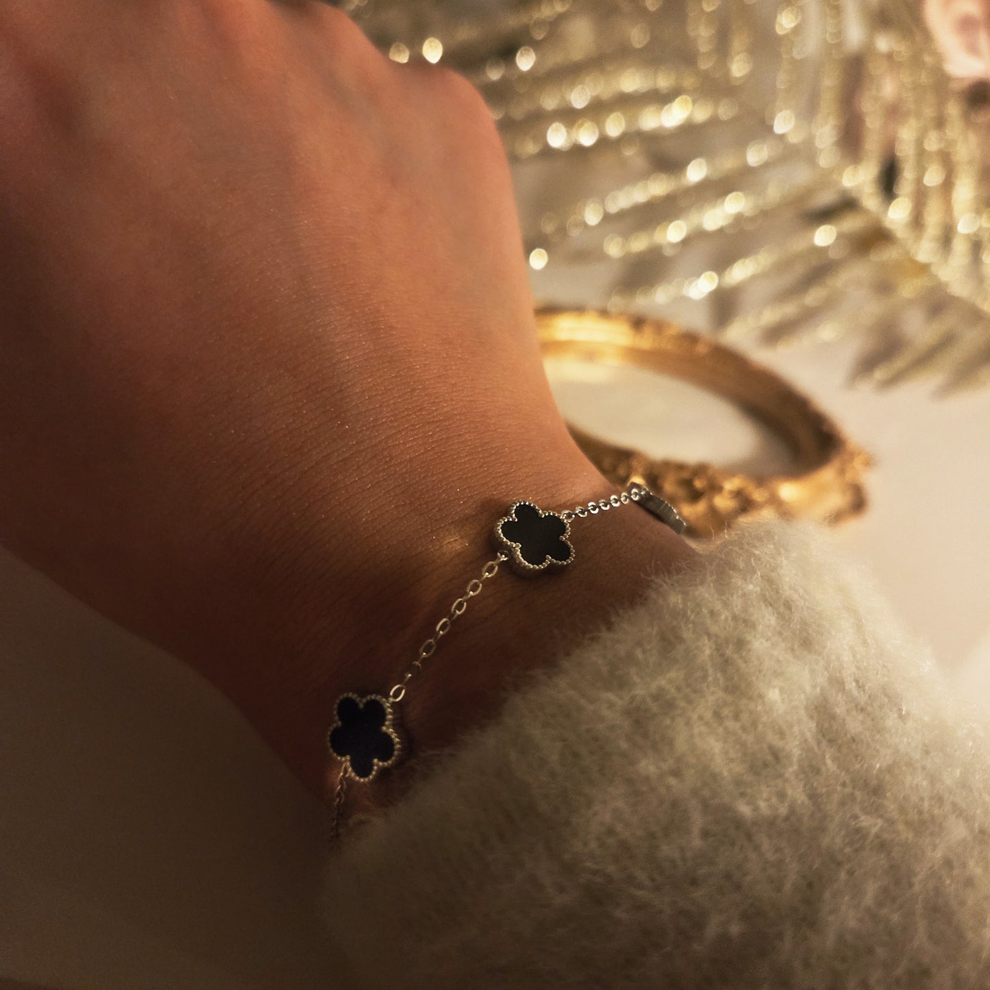 Bracelet trèfles noirs argentés – élégance intemporelle