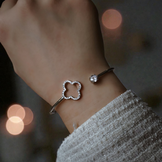 Bracelet jonc ouvert motif trèfle serti