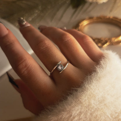 Bague minimaliste pierre brillante – autre vue
