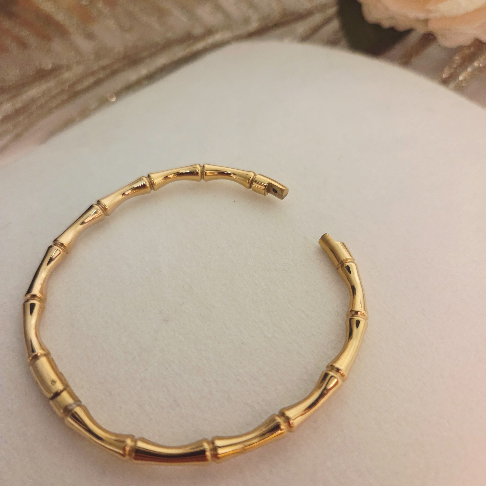 Détail de l’effet bambou du bracelet jonc doré