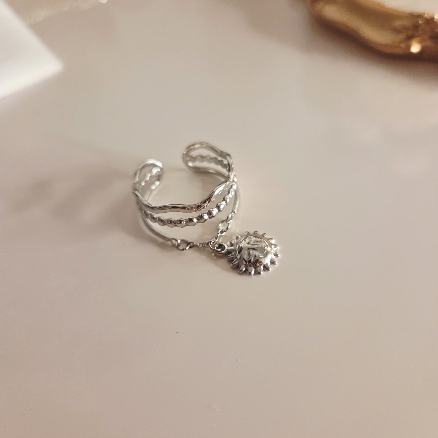 Bague soleil chaîne ajustable – détail du bijou