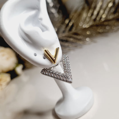 Boucles d’oreilles Esme dorées portées avec zircones brillantes