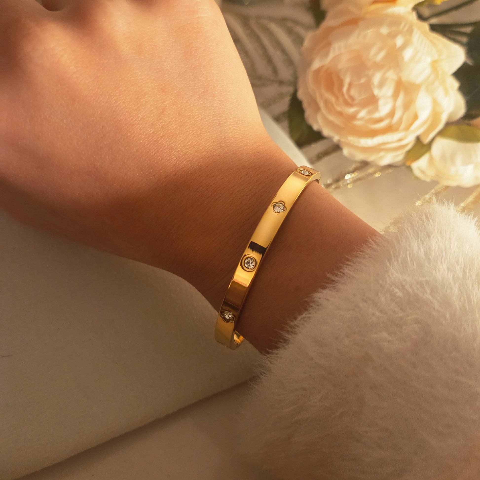Bracelet jonc zircon doré porté au poignet