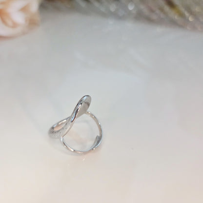 Bague ovale ajourée texturée – vue de profil