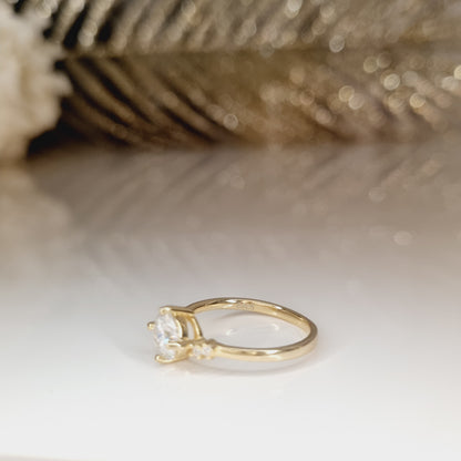 Bague dorée vue de profil avec sa pierre précieuse
