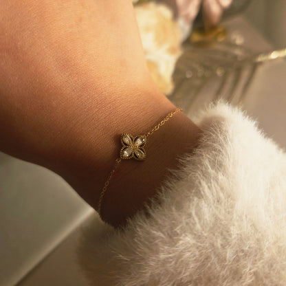 Bracelet trèfle doré serti de zircons