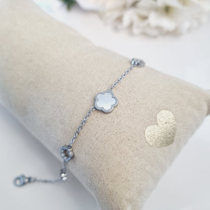 Bracelet argenté avec fleur à pierre blanche nacrée en acier inoxydable pour femme, avec chaîne ajustable.