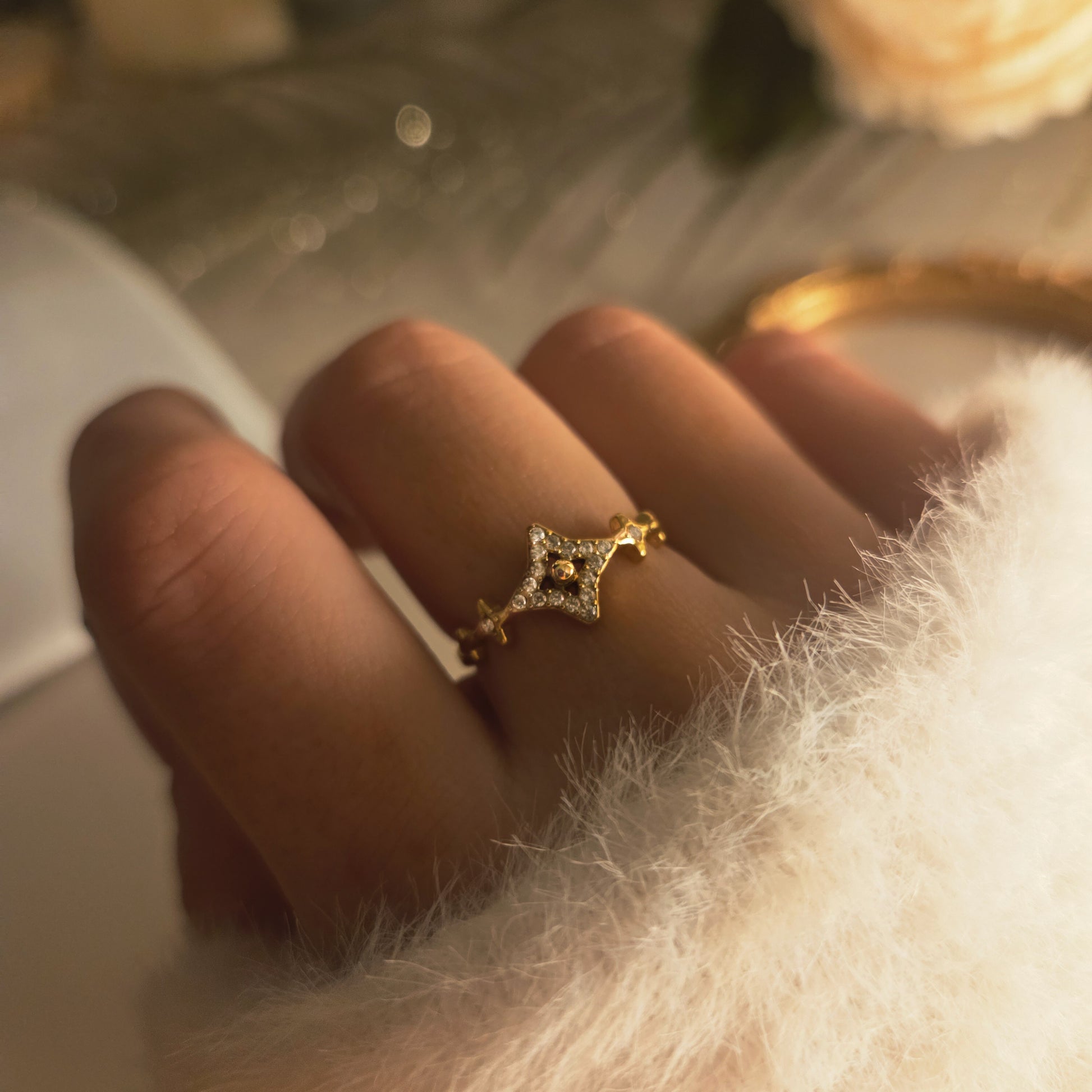 Bague dorée ajustable avec pierres – vue principale