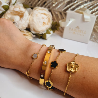 Photo portée de 4 bracelets dorés en acier inoxudables pour femme