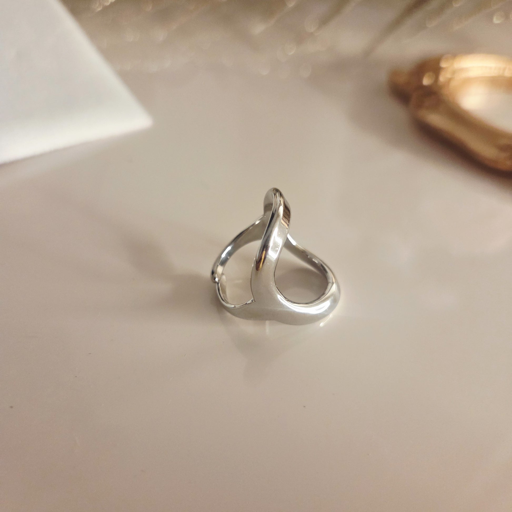Bague ovale design ajustable – détail du bijou
