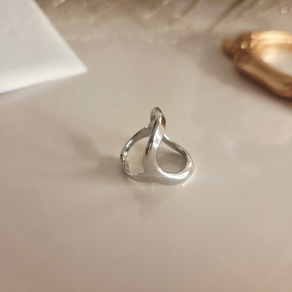 Bague ovale design ajustable – détail du bijou