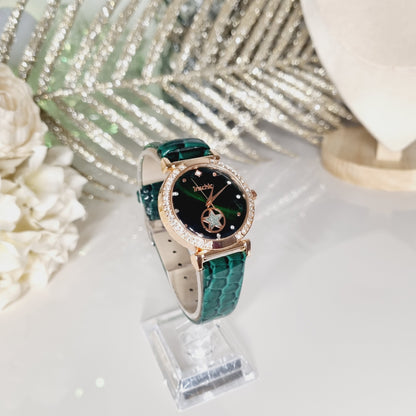 Montre verte, à cadran vert, rond orné de strass, et bracelet vert en simili cuir. Idéal comme cadeau de Saint Valentin.