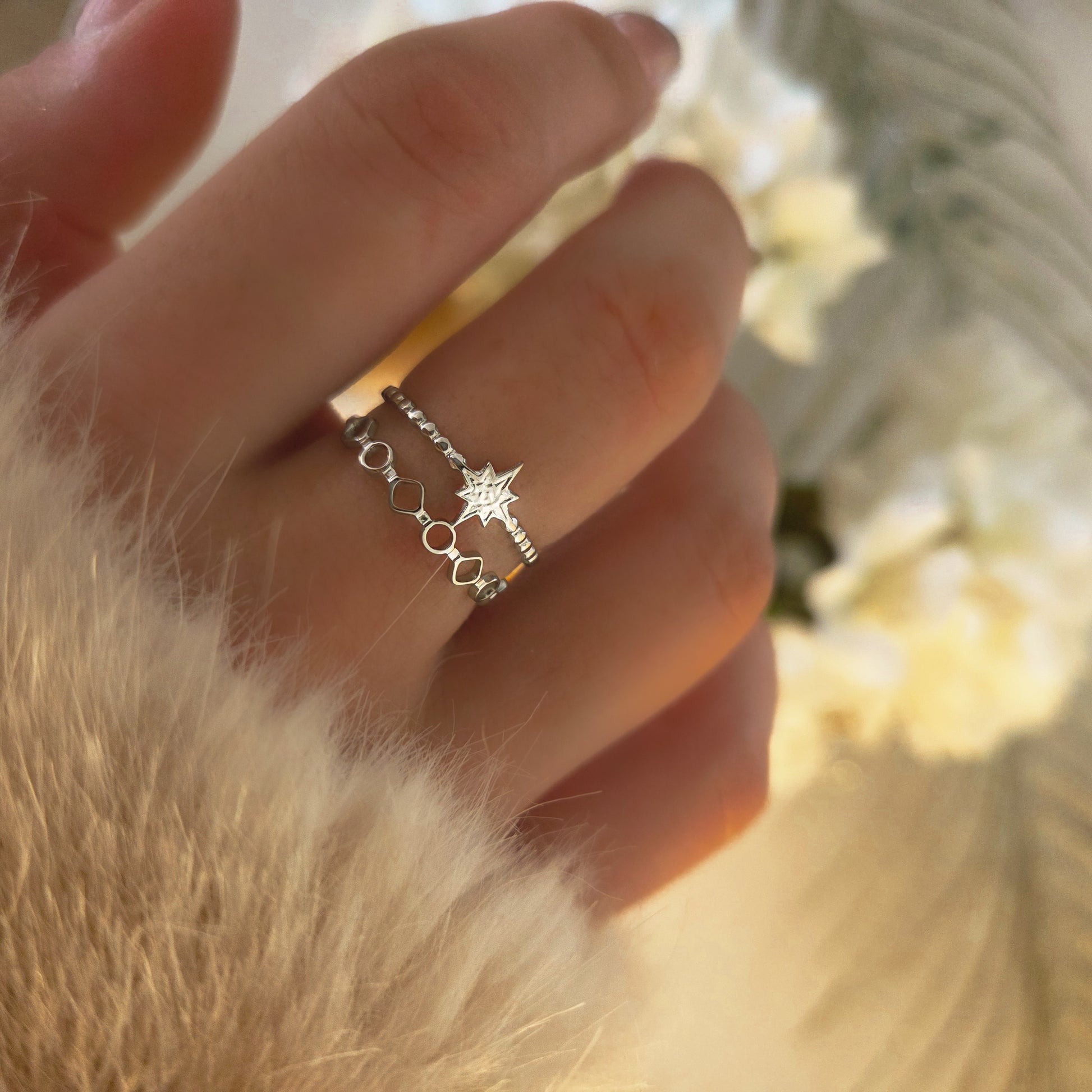 Vue de près bague en acier inoxydable argentée 