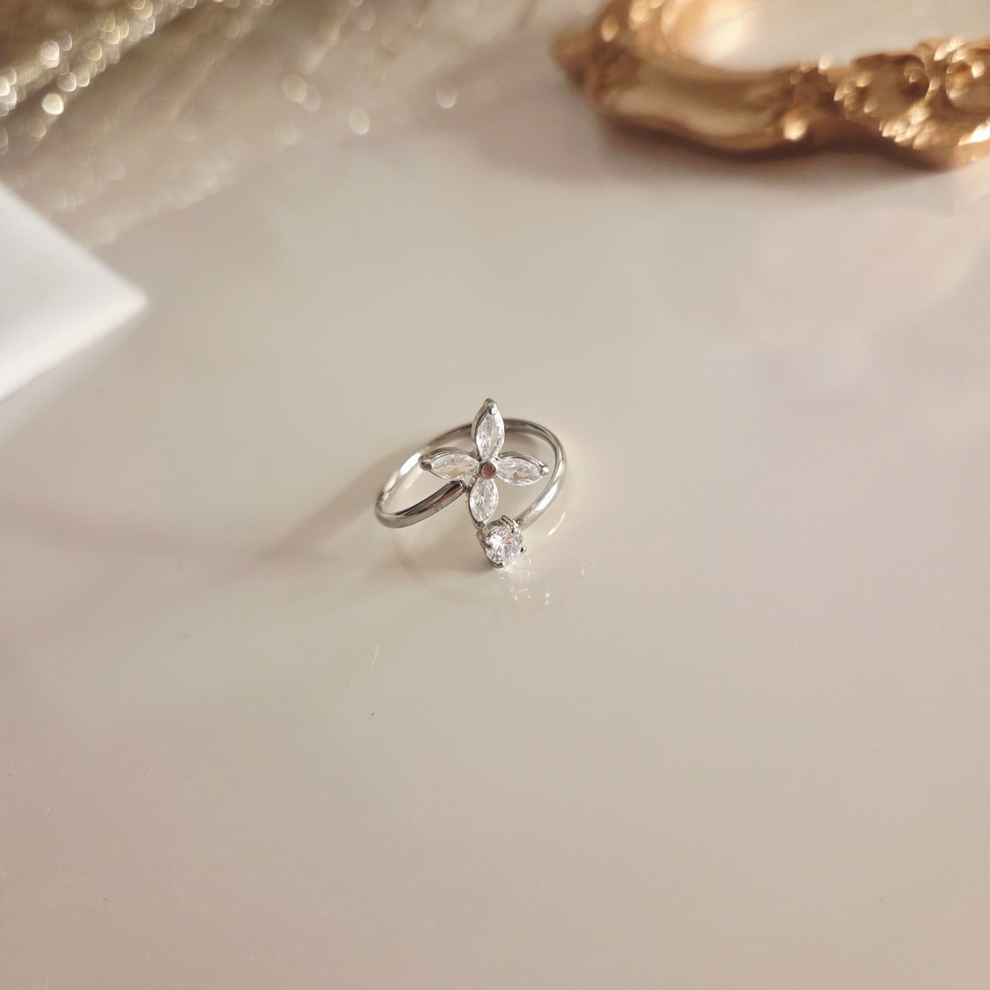 Bague fleur zircon argentée – détail du bijou