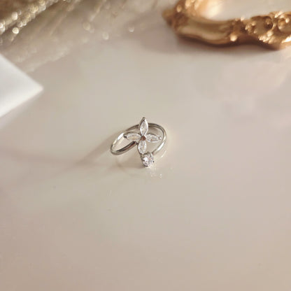 Bague fleur zircon argentée – détail du bijou