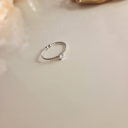 Bague fine avec pierre en acier inoxydable – détail du bijou