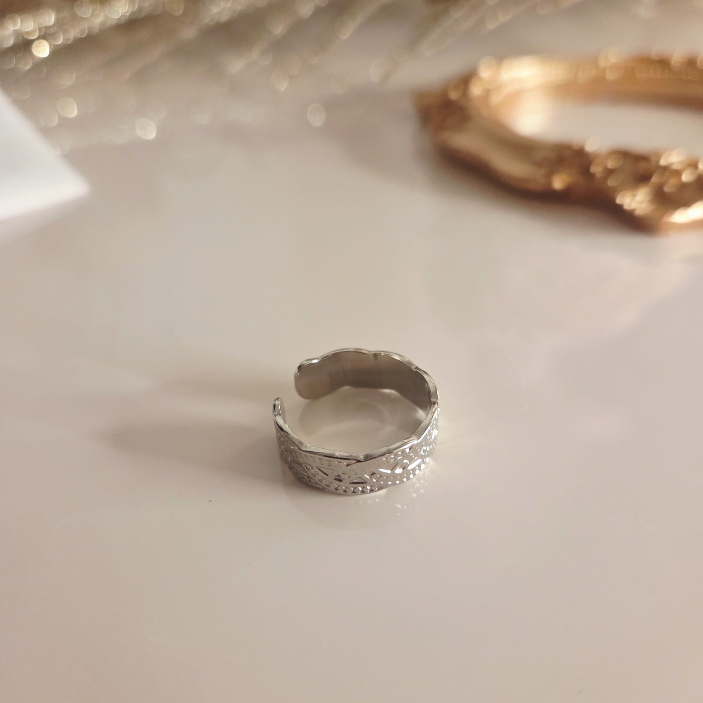 Bague argentée motif gravé bohème – détail du bijou