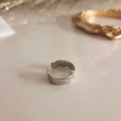 Bague argentée motif gravé bohème – détail du bijou