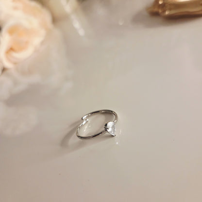 Bague fine argentée pierre goutte – détail du bijou