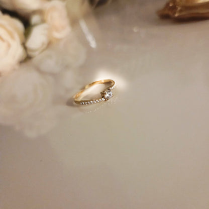 Bague pierre blanche ajustable – détail du bijou