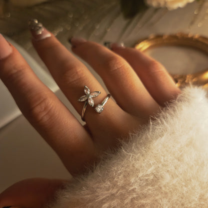 Bague fleur zircon argentée – autre vue