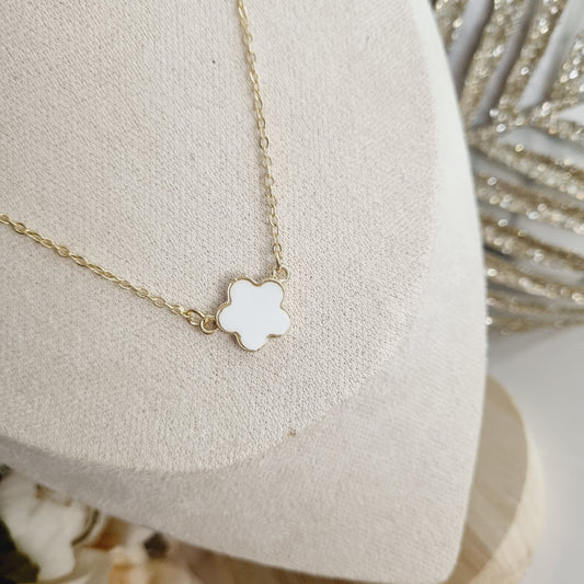 Découvrez notre collier doré et blanc, un accessoire chic et élégant parfait pour toutes les occasions. Ce collier réglable de 47 à 52 cm s'adapte confortablement à votre cou, ajoutant une touche de sophistication à votre tenue.  Caractéristiques : - **Couleur** : Or et blanc - **Taille** : Réglable de 47 à 52 cm - **Matériau** : Laiton  Ajoutez ce magnifique collier à votre collection pour un style raffiné et polyvalent.  Pour plus de détails, veuillez visiter notre site web.