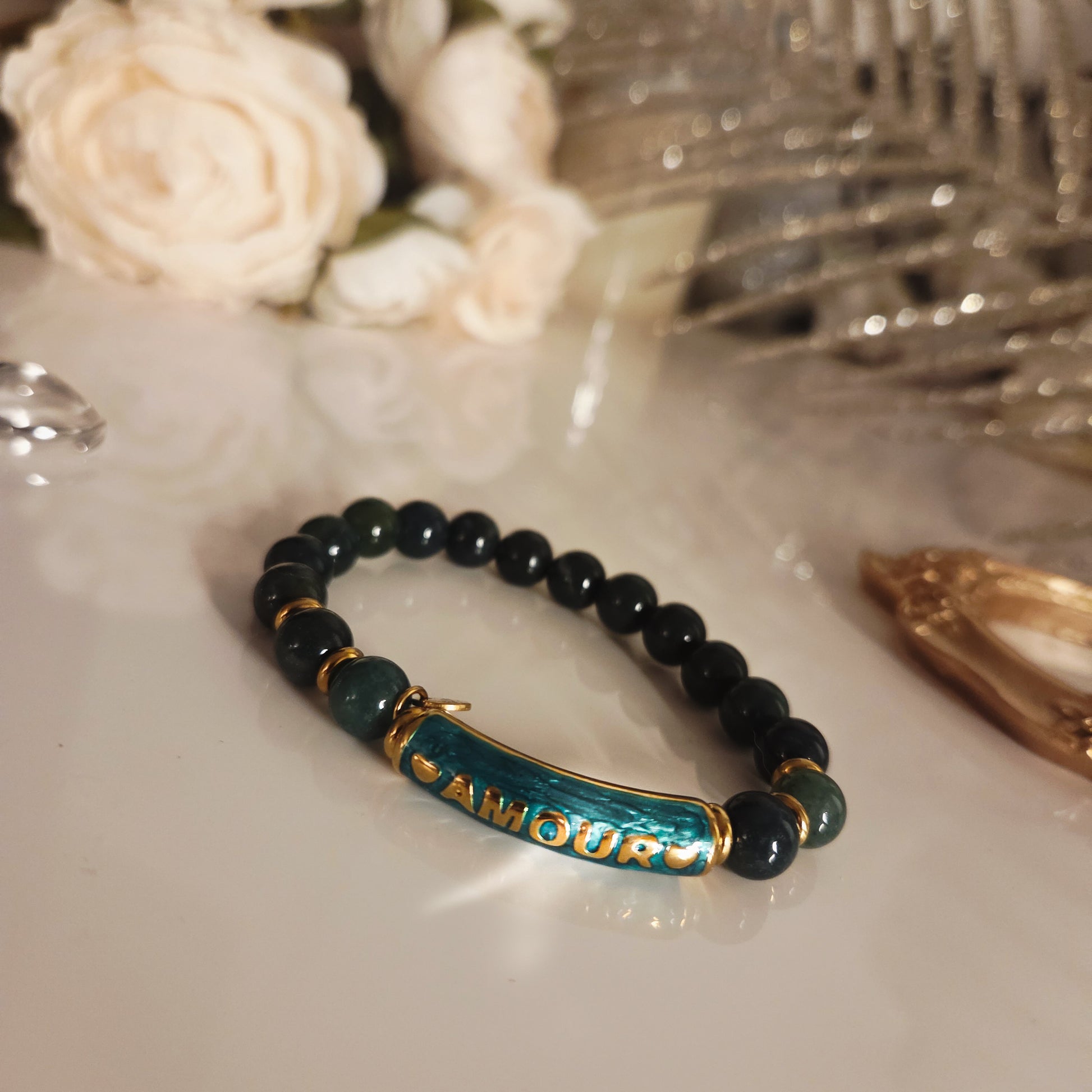 Détail des perles vertes et du mot AMOUR