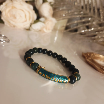 Détail des perles vertes et du mot AMOUR
