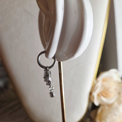 Créoles argentées avec pendentif serti de zircons