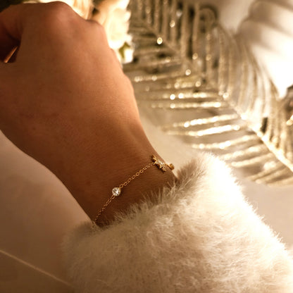 Bracelet étoile doré porté au poignet