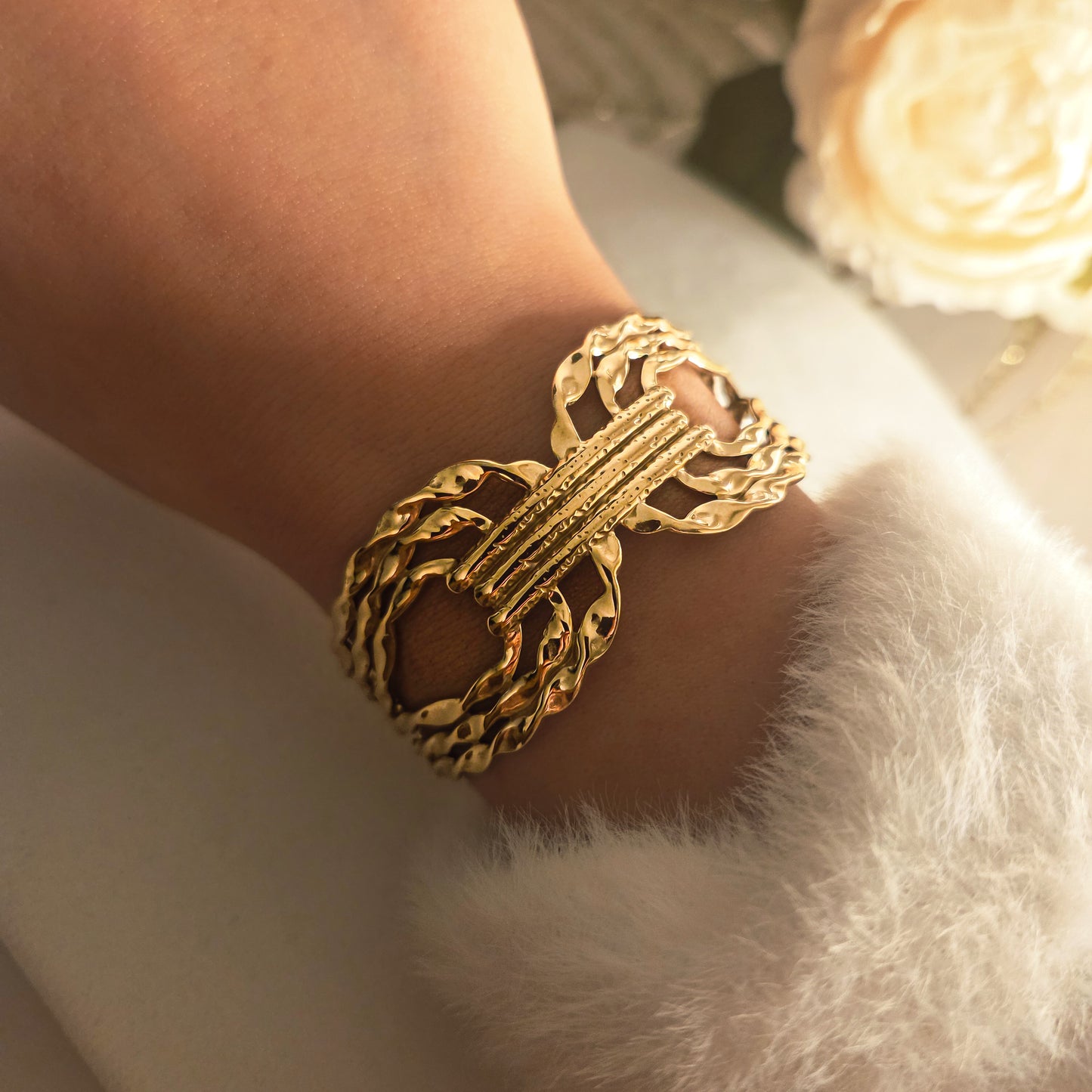 Bracelet manchette doré ajouré effet martelé