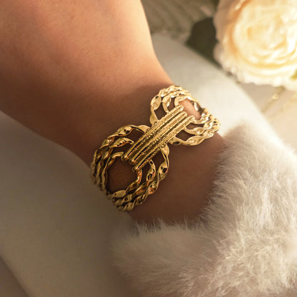 Bracelet manchette doré ajouré effet martelé