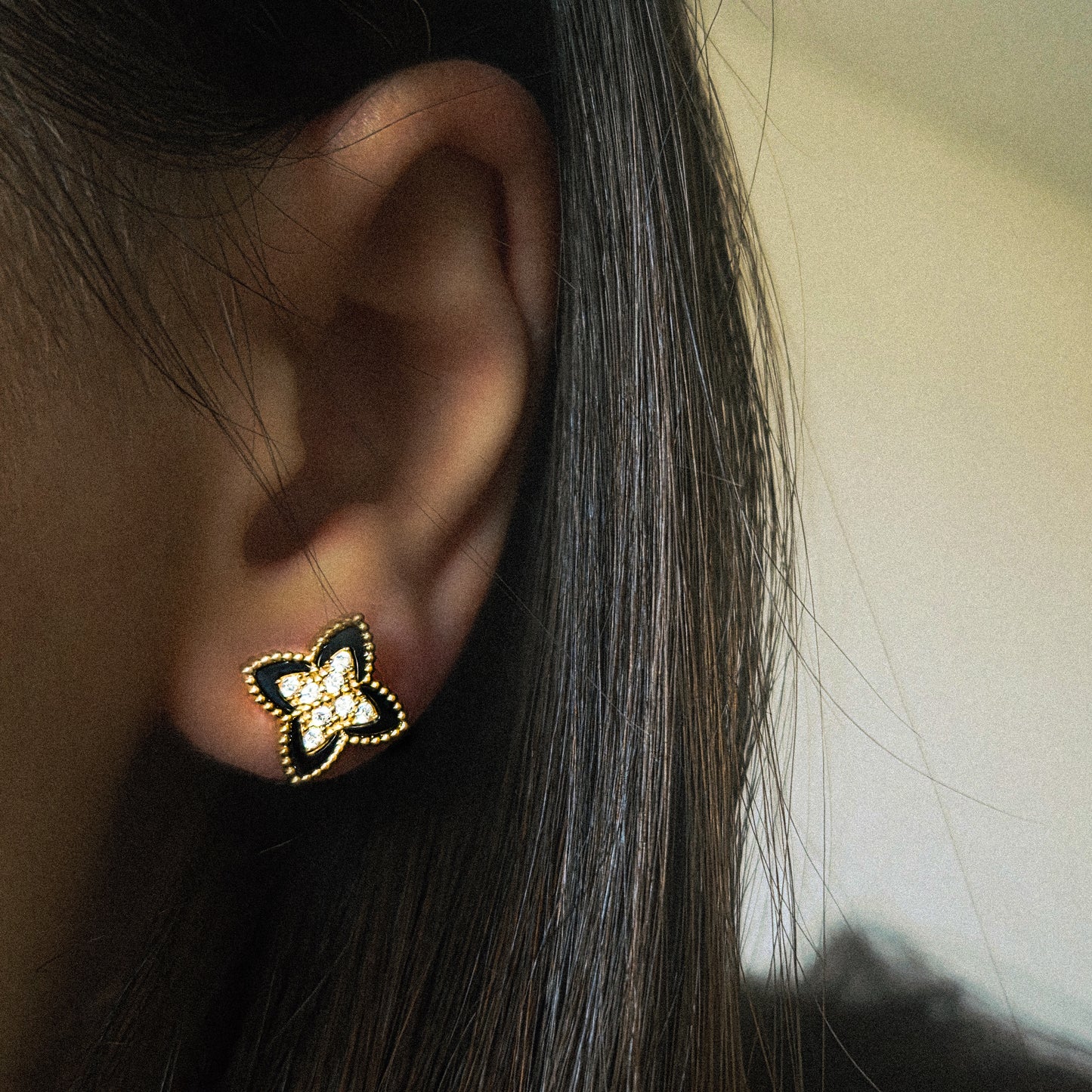 Boucles d’Oreilles Fleur Noire Dorée Acier Inoxydable Femme