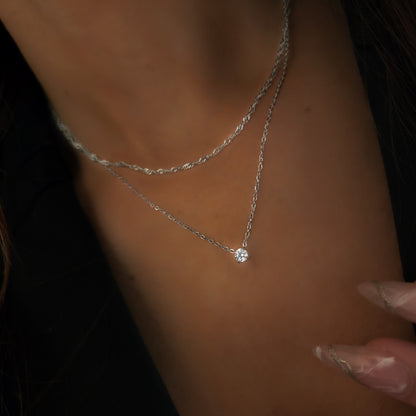 Collier argenté en acier inoxydable, pendentif zircon solitaire. Minimaliste, chic et intemporel, parfait en bijou raffiné ou cadeau élégant.