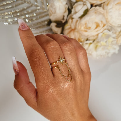 Bague Amelina dorée portée à la main