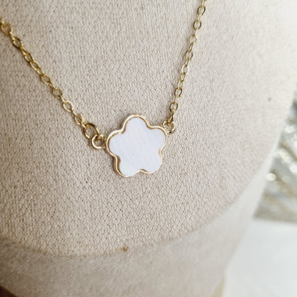 Découvrez notre collier doré et blanc, un accessoire chic et élégant parfait pour toutes les occasions. Ce collier réglable de 47 à 52 cm s'adapte confortablement à votre cou, ajoutant une touche de sophistication à votre tenue.  Caractéristiques : - **Couleur** : Or et blanc - **Taille** : Réglable de 47 à 52 cm - **Matériau** : Laiton  Ajoutez ce magnifique collier à votre collection pour un style raffiné et polyvalent.  Pour plus de détails, veuillez visiter notre site web.