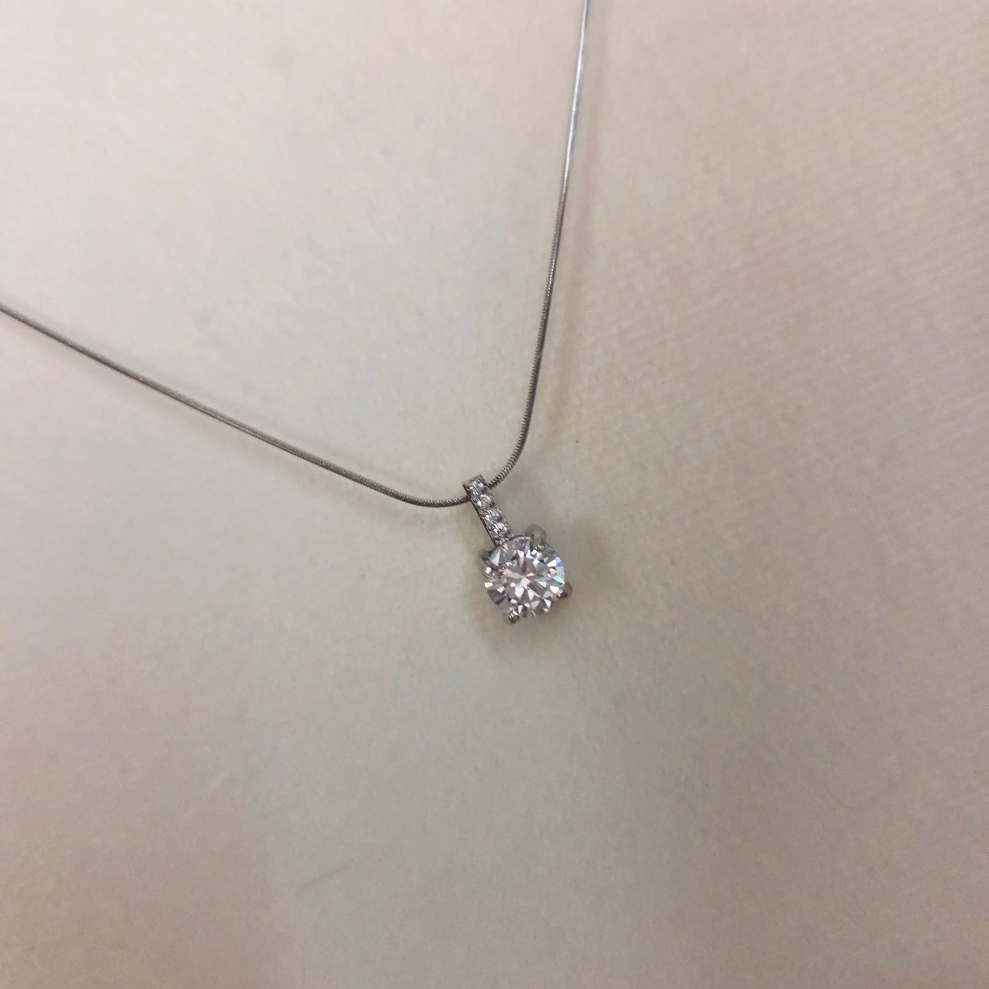 Collier argenté avec zircon et strass