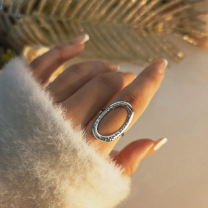 Bague ovale ajourée texturée – détail du bijou