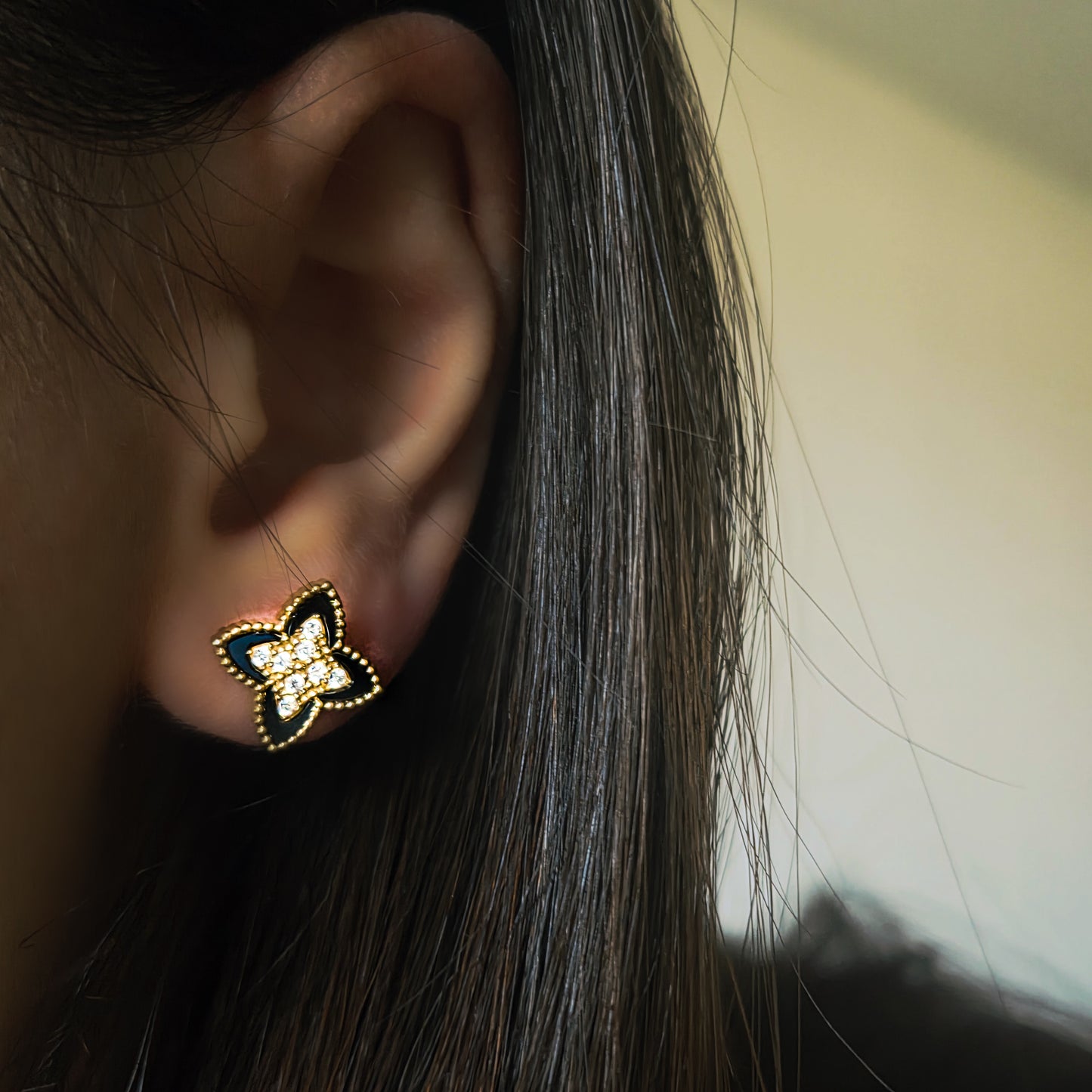 Boucles d’Oreilles Fleur Noire Dorée Acier Inoxydable Femme