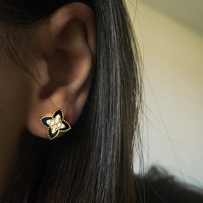 Boucles d’oreilles fleur noire dorée portées