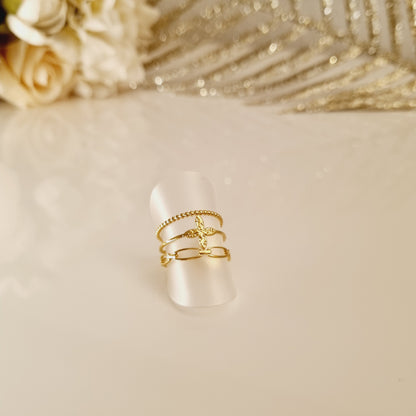 Bague Anaïs dorée portée à la main