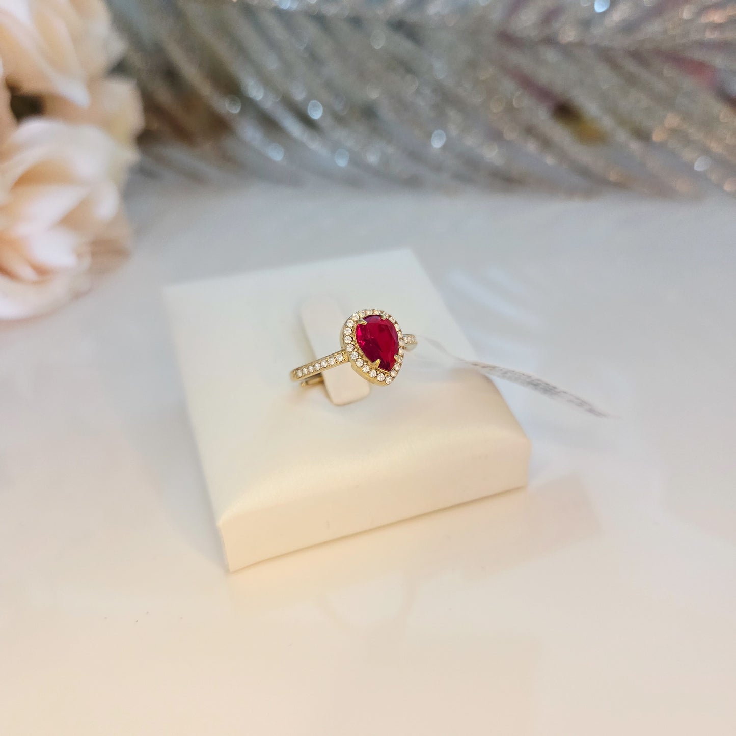 Bague élégante à pierre centrale forme poire