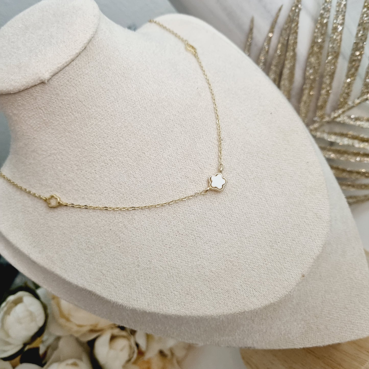 Découvrez notre collier doré orné d'une délicate fleur blanche, parfait pour ajouter une touche de féminité et d'élégance à votre tenue. Ce collier ajustable vous assure un confort optimal tout en maintenant son éclat intemporel.  Caractéristiques : - **Design** : Fleur blanche - **Couleur** : Or - **Ajustabilité** : Réglable pour un ajustement parfait    Ajoutez ce collier raffiné à votre collection pour un style chic et polyvalent.  Pour plus de détails, veuillez visiter notre site web.