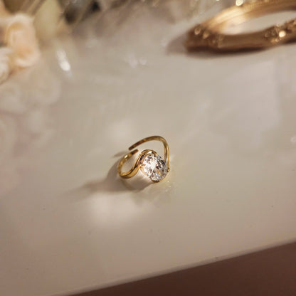 Bague ovale dorée – détail du bijou