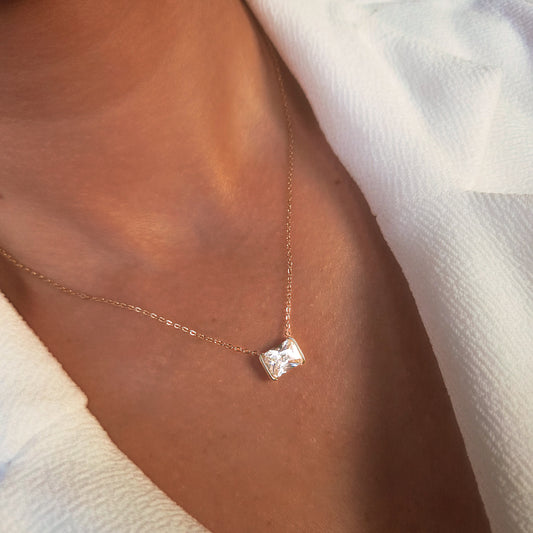 Collier doré pendentif cristal carré solitaire