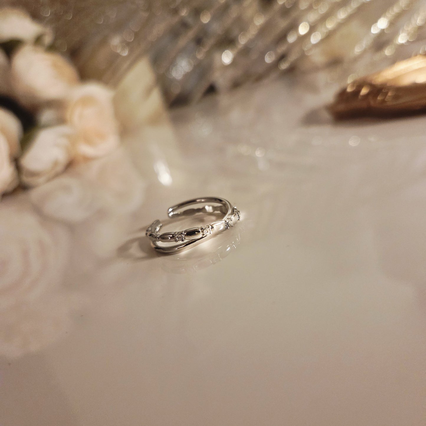 Bague argentée minimaliste – élégance du quotidien