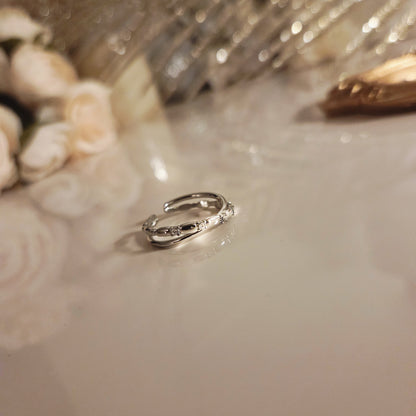 Bague argentée minimaliste – détail du bijou