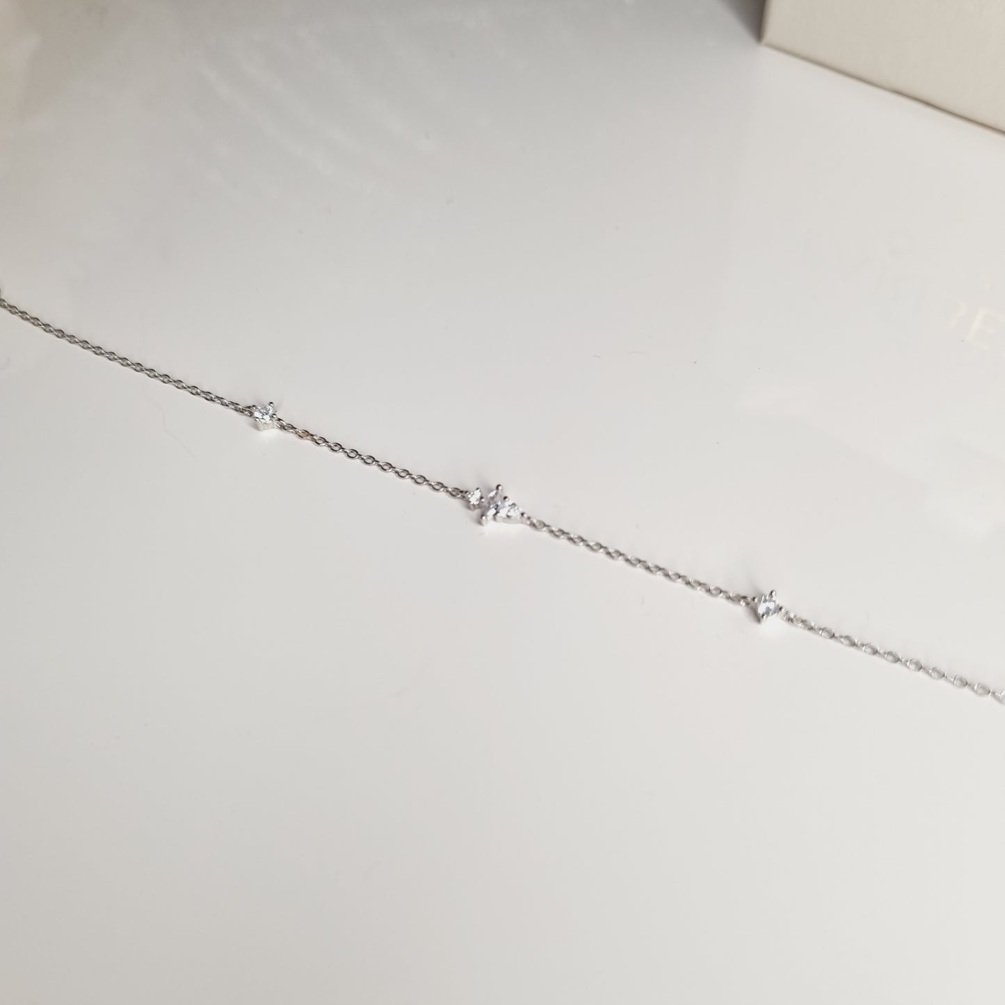 Photos du Bracelet en Argent Sterling 925 avec Pierre Zircon, plaqué or 18 carats. Bijou fin et raffiné, idéal pour les fêtes, mariages, cadeaux et anniversaires.