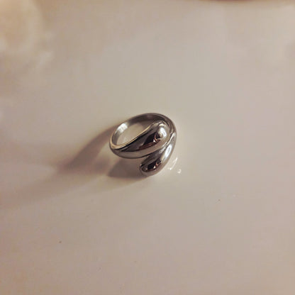 Bague large argentée ajustable – détail du bijou