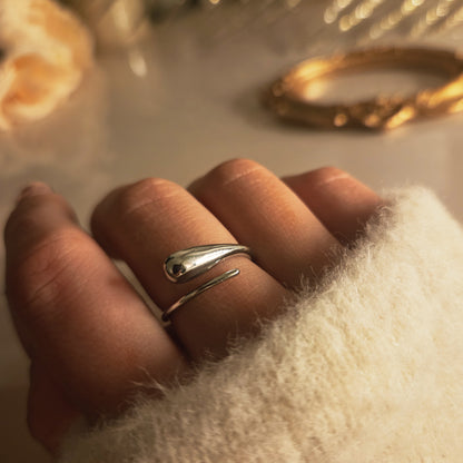 Bague ouverte argentée design goutte – autre vue